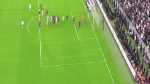 瓜迪奥拉赛后握手致谢主裁，竖拇指点赞其公正裁决